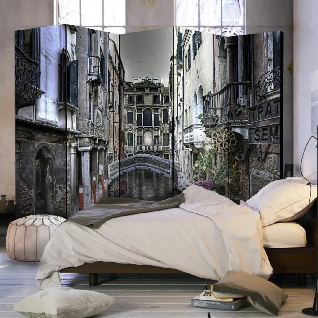 Aizslietnis, telpas sadalītājs ar vecas pilsētas arhitektūru