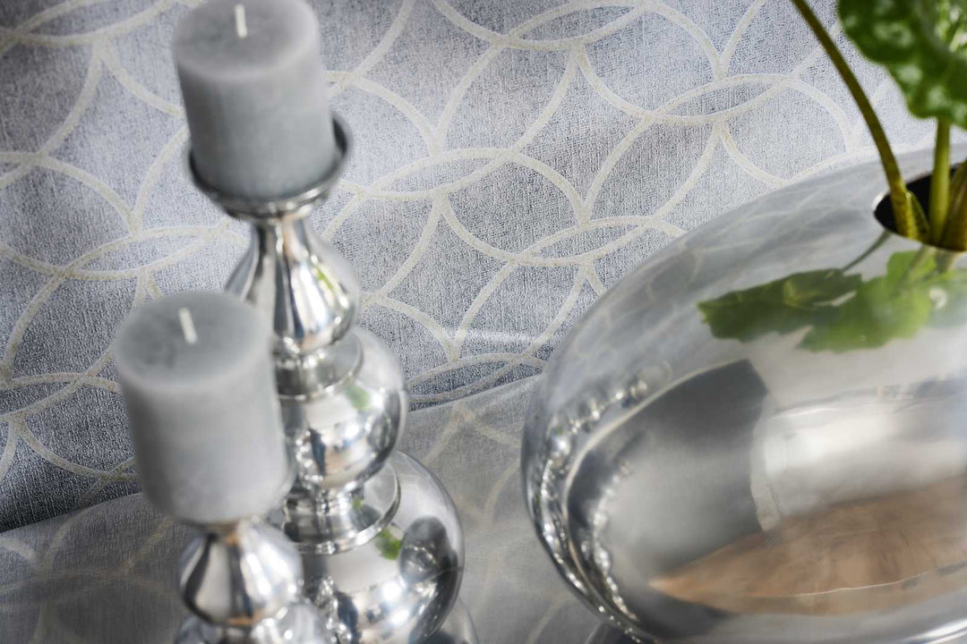 Ekskluzīvās tapetes ar grafisku rakstu un mirdzuma efektu pelēkā krāsā