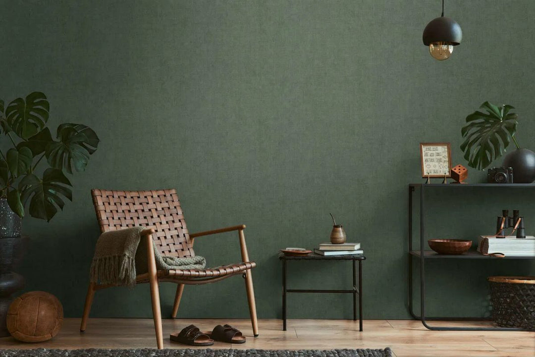 Vienkrāsainas tapetes ar smalku auduma izskatu un maigu mirdzuma efektu | tumši zaļā - 3007660