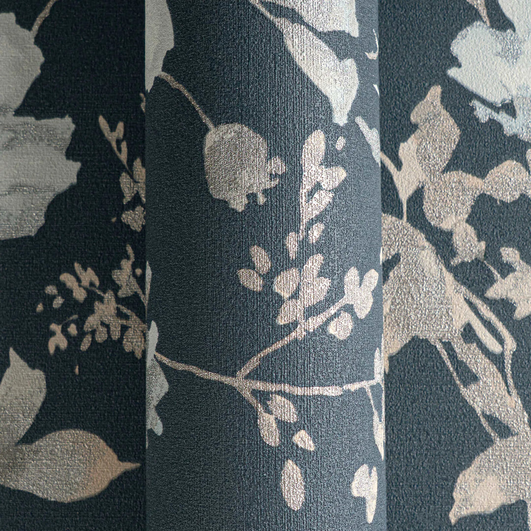 Neaustas tapetes ar vieglu spīdumu un rotaļīgu ziedu rakstu zilā krāsā - 3010127