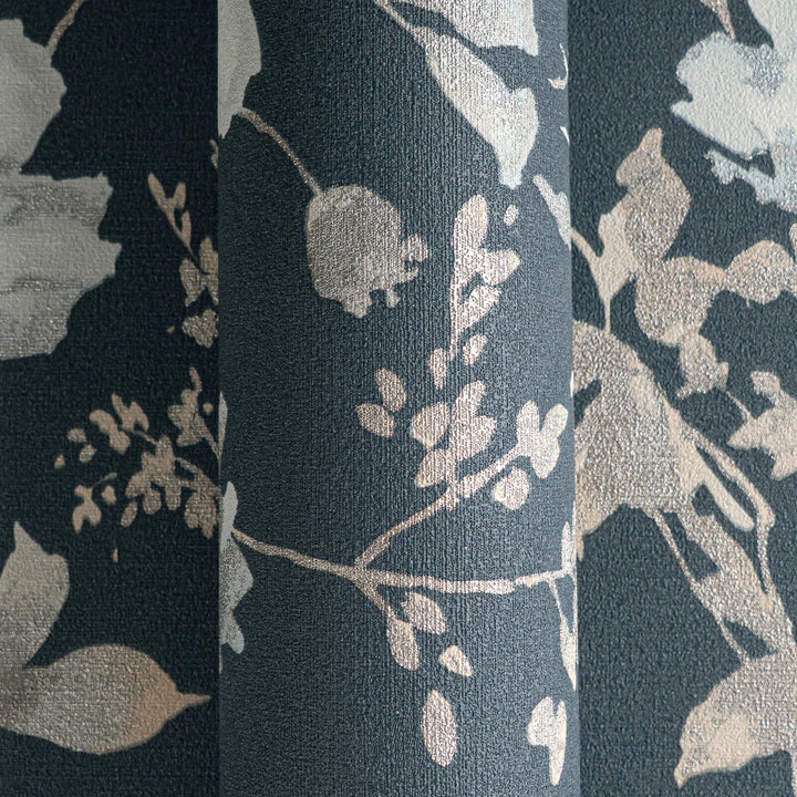 Neaustas tapetes ar vieglu spīdumu un rotaļīgu ziedu rakstu zilā krāsā - 3010127