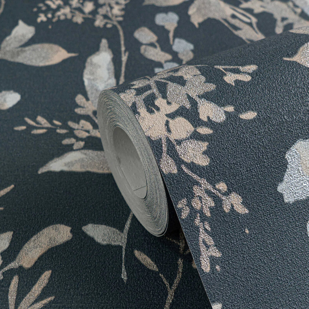 Neaustas tapetes ar vieglu spīdumu un rotaļīgu ziedu rakstu zilā krāsā - 3010127