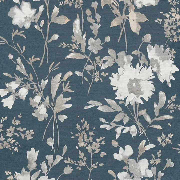 Neaustas tapetes ar vieglu spīdumu un rotaļīgu ziedu rakstu zilā krāsā - 3010127