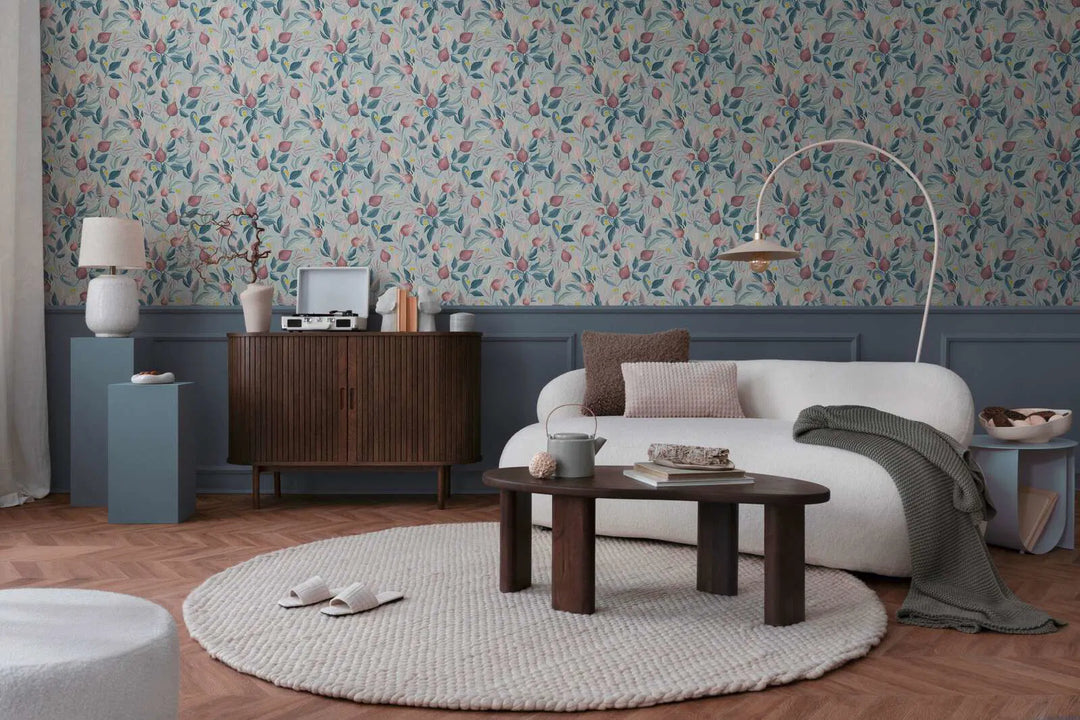 Tapetes pasteļtoņos ar eksotiskiem ziediem uz maigi zila fona - zils, rozā, rozā - 3010135