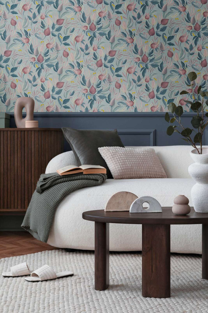Tapetes pasteļtoņos ar eksotiskiem ziediem uz maigi zila fona - zils, rozā, rozā - 3010135