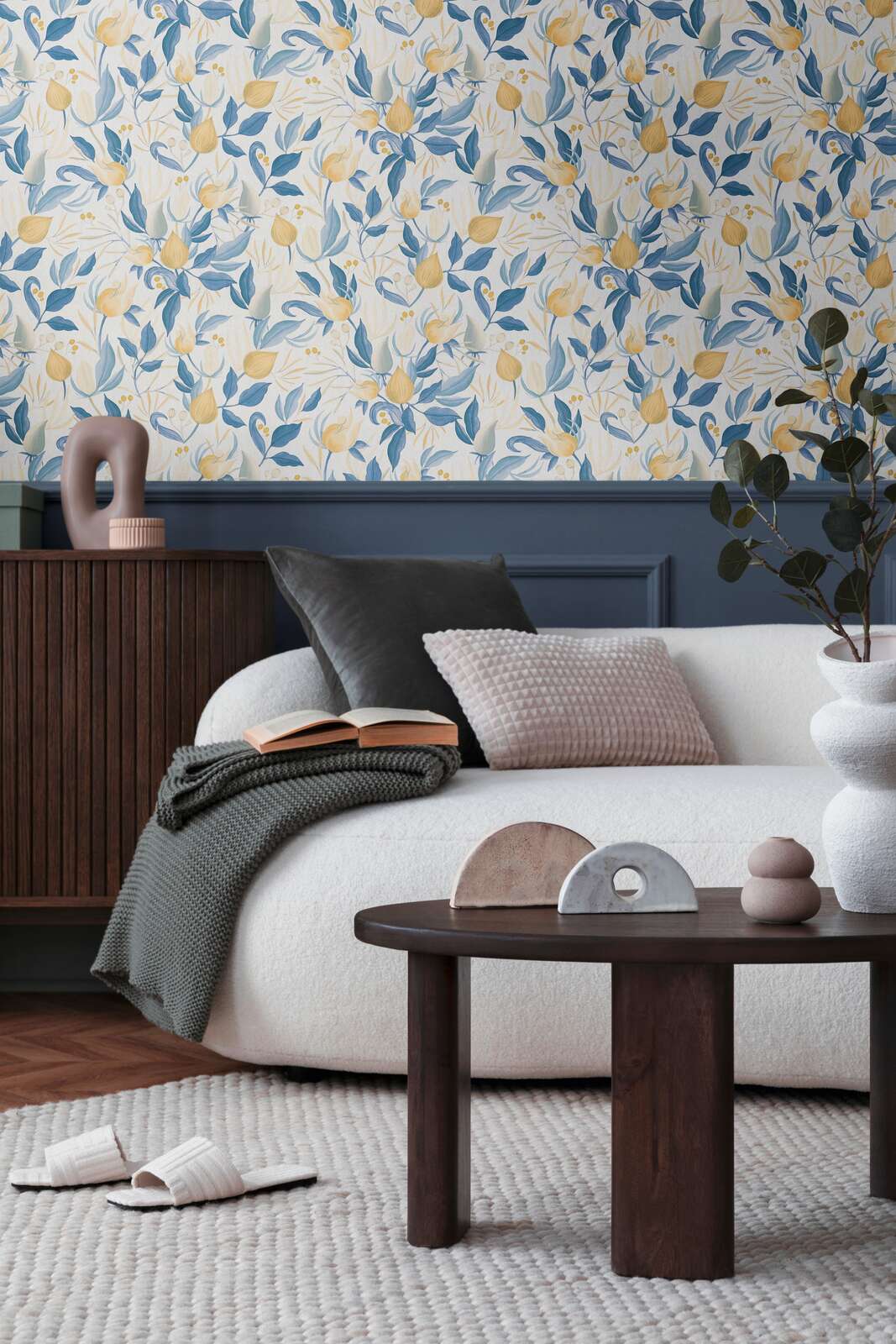 Playful non-woven wallpaper with exotic flowers | White, blue, yellow - 3010142