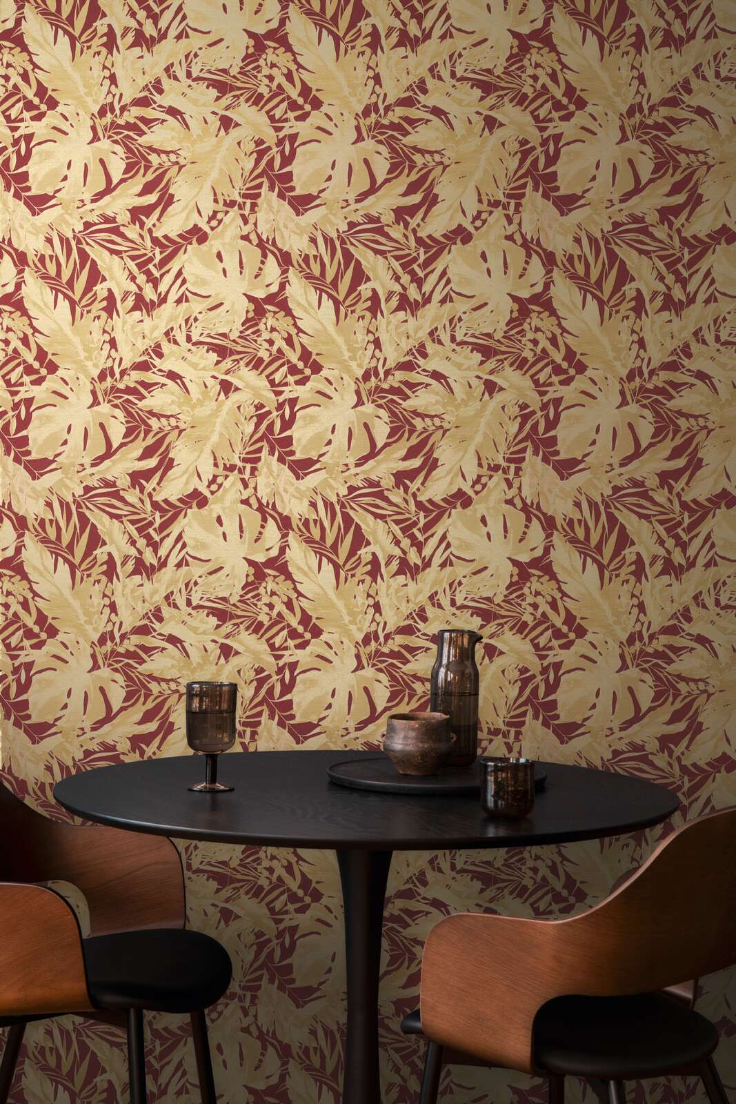 High quality non-woven wallpaper with stylish tropical leaf pattern | red, gold - 3010153