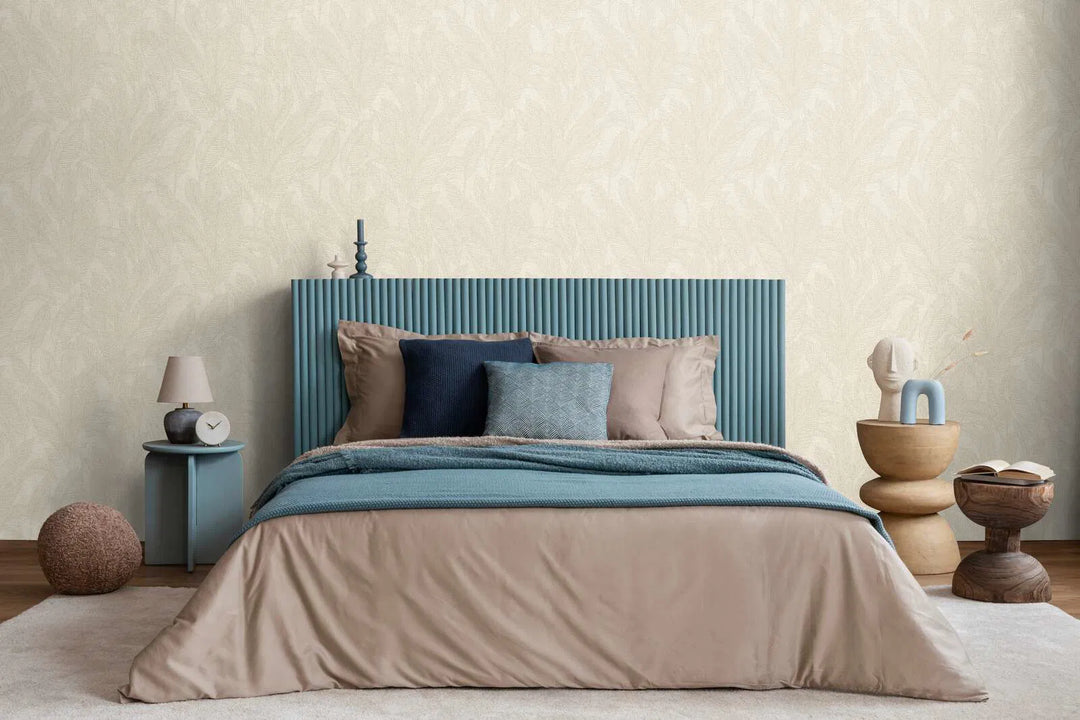 Viegli teksturētas neaustas tapetes ar izsmalcinātu, spīdīgu lapu rakstu | krēmkrāsā - 3010161