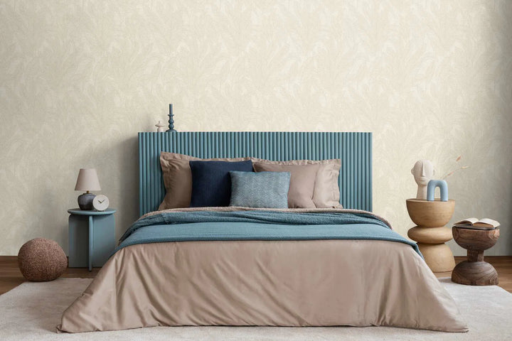 Viegli teksturētas neaustas tapetes ar izsmalcinātu, spīdīgu lapu rakstu | krēmkrāsā - 3010161