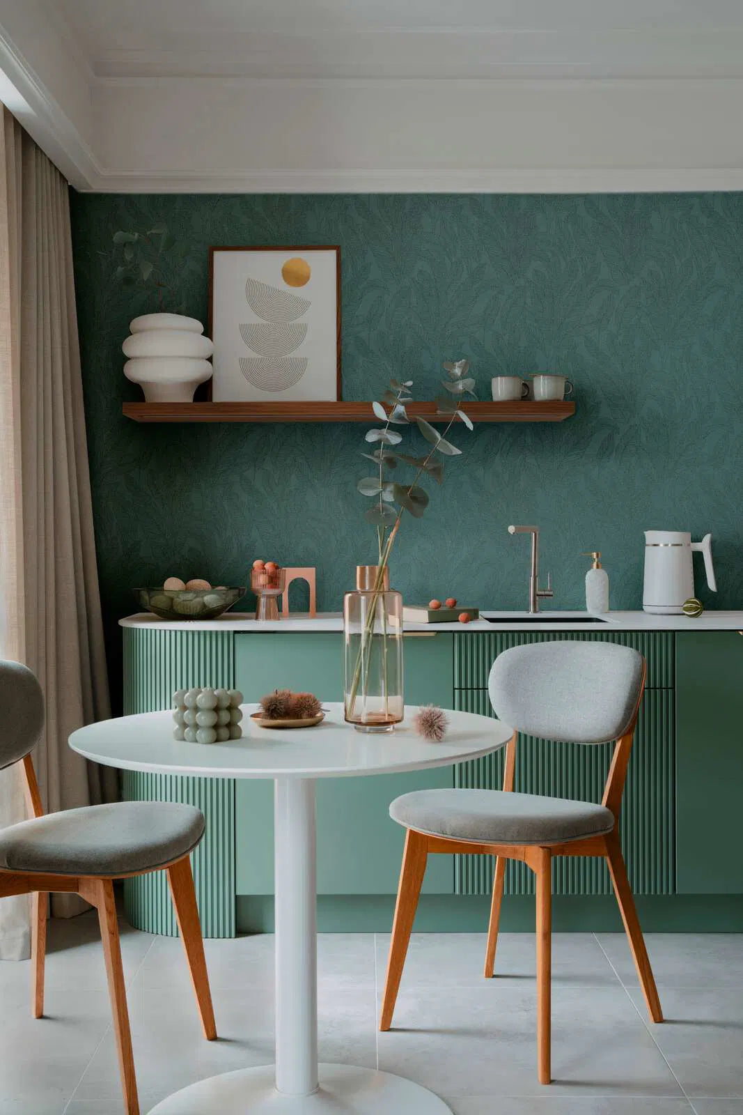 Viegli teksturētas neaustas tapetes ar izsmalcinātu, spīdīgu lapu rakstu zaļā krāsā - 3010164