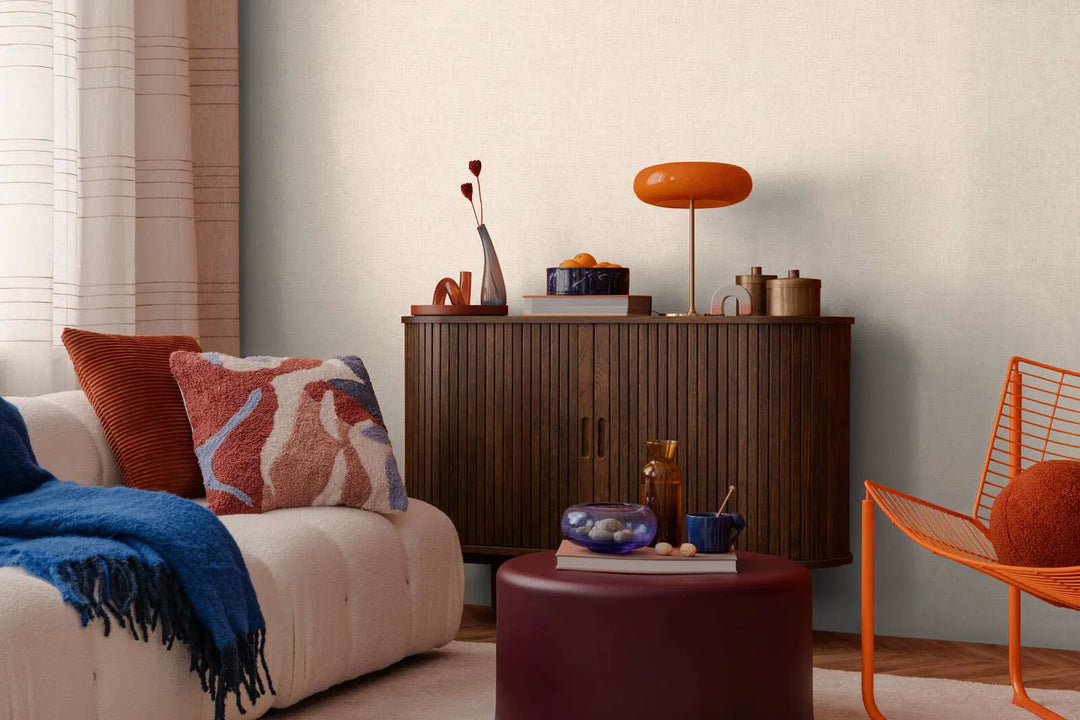 Delikātas vienkrāsainas tapetes ar elegantu, mirdzošu tekstila izskatu siltā, krēmkrāsā tonī - 3010207