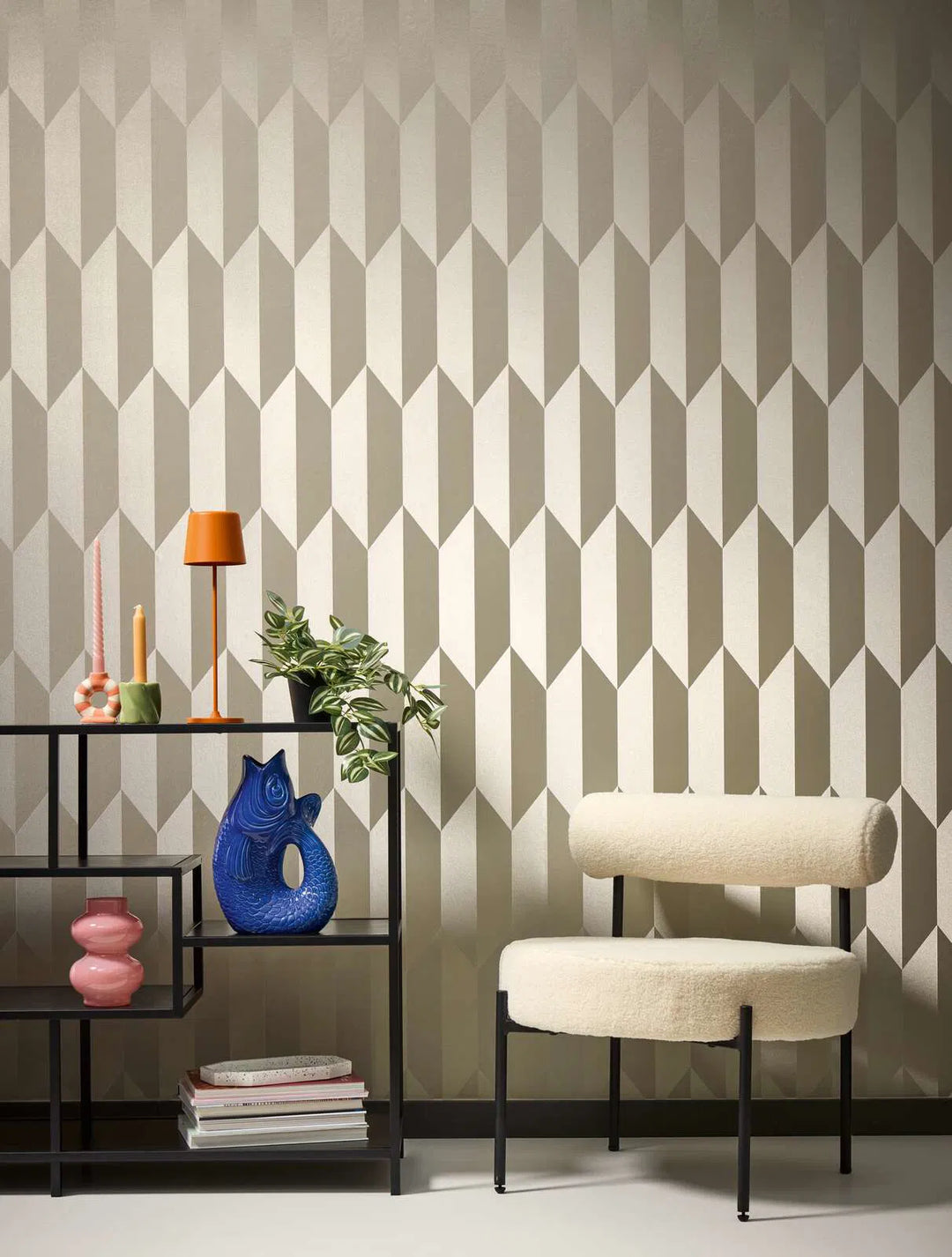 Tapetes ar mirdzošu ģeometrisku rakstu | zeltā krāsā - 3010521