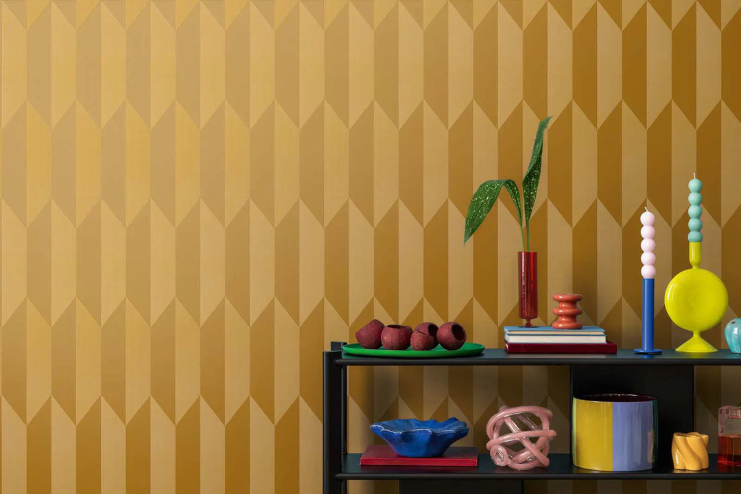 Neaustas tapetes ar spīdīgu retro rakstu košās krāsās – zelta - 3010522