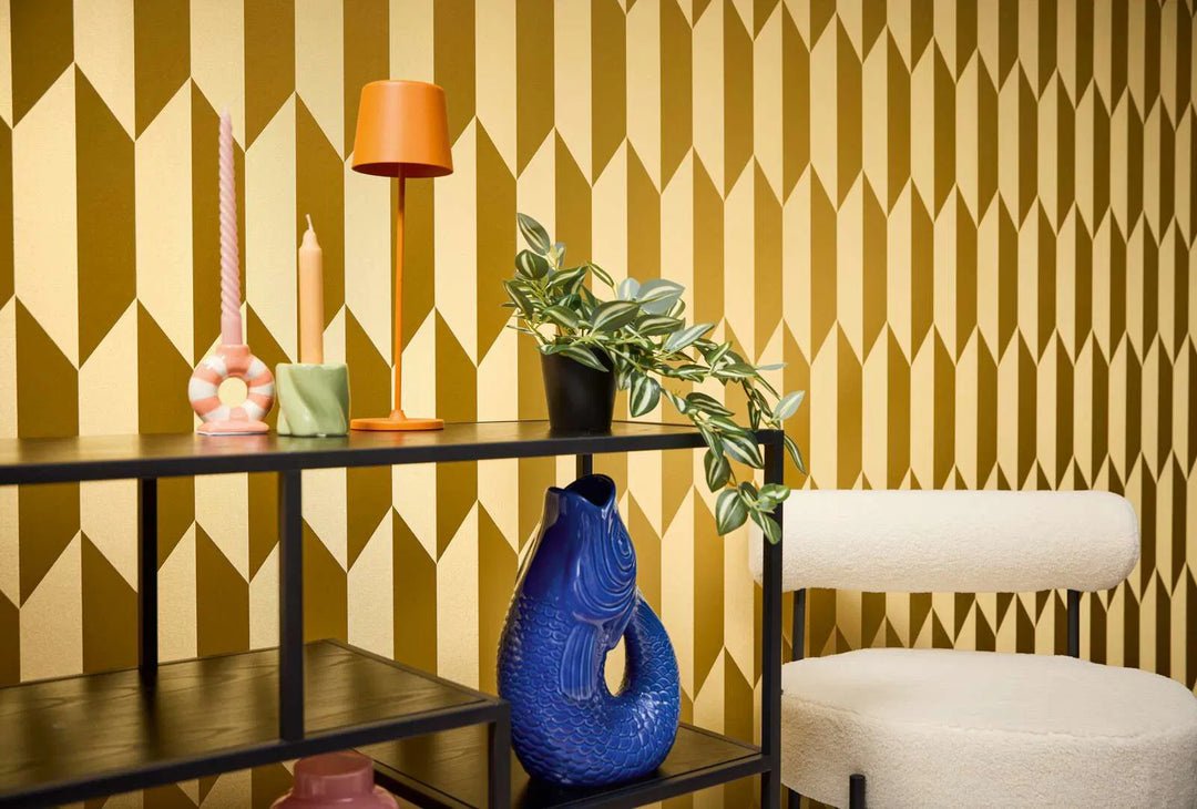 Neaustas tapetes ar spīdīgu retro rakstu košās krāsās – zelta - 3010522