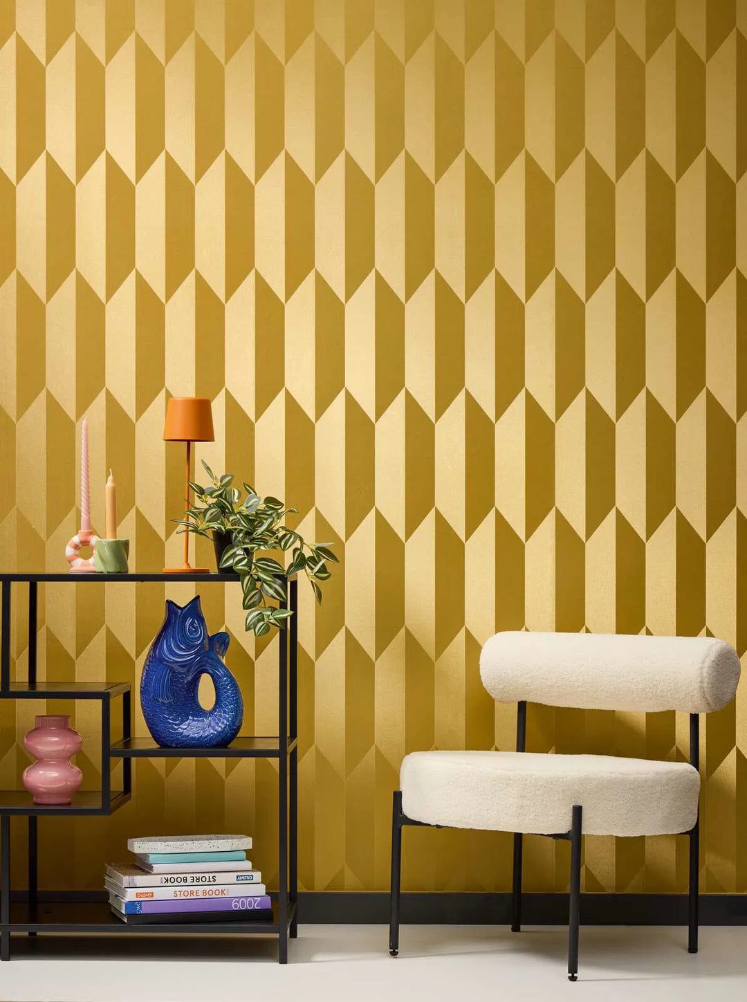 Neaustas tapetes ar spīdīgu retro rakstu košās krāsās – zelta - 3010522