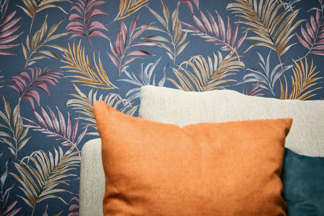 Neaustas tapetes ar delikātu tropu motīvu uz tumši zila | nedaudz spīdīgas lapas - 3011055