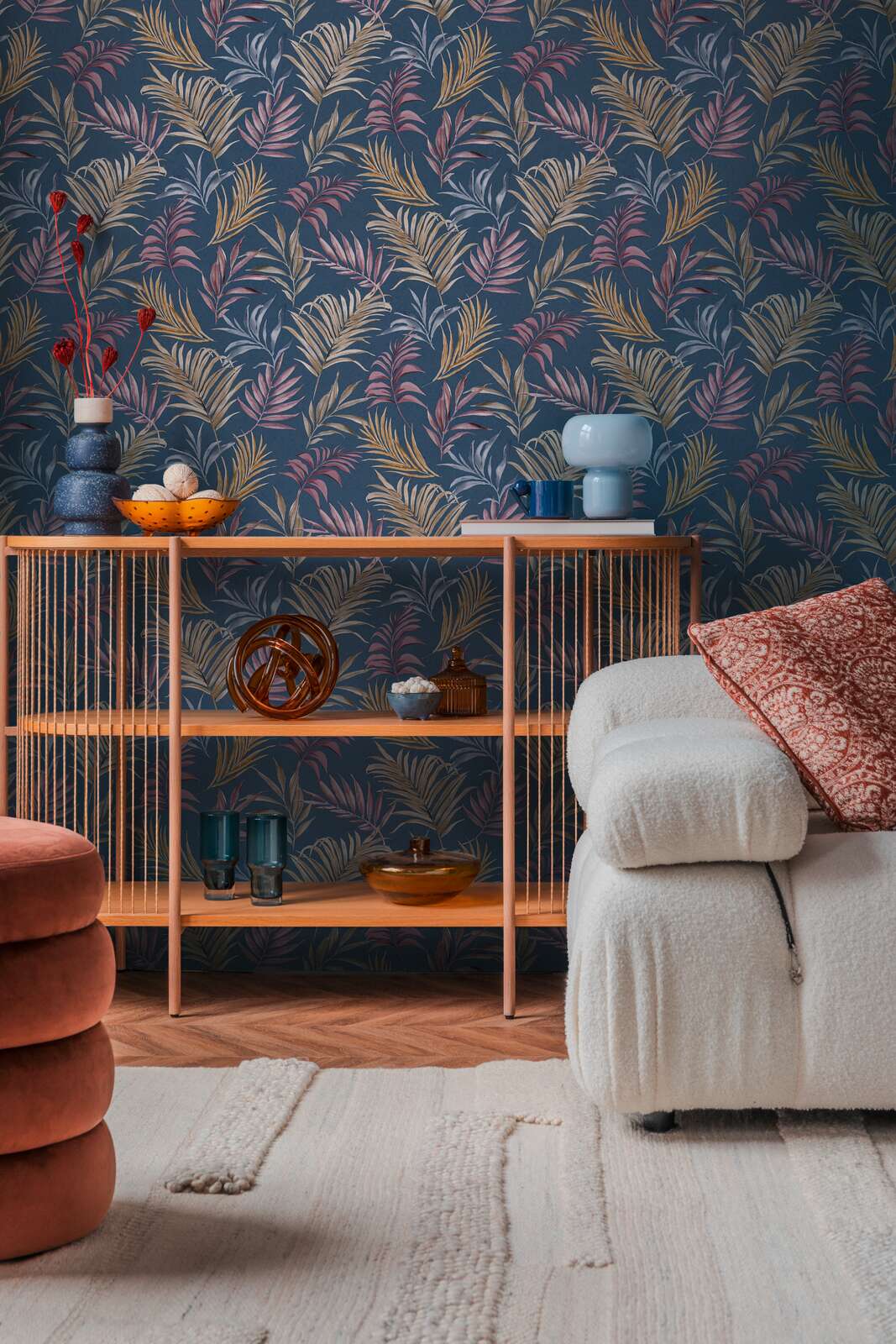 Neaustas tapetes ar delikātu tropu motīvu uz tumši zila | nedaudz spīdīgas lapas - 3011055