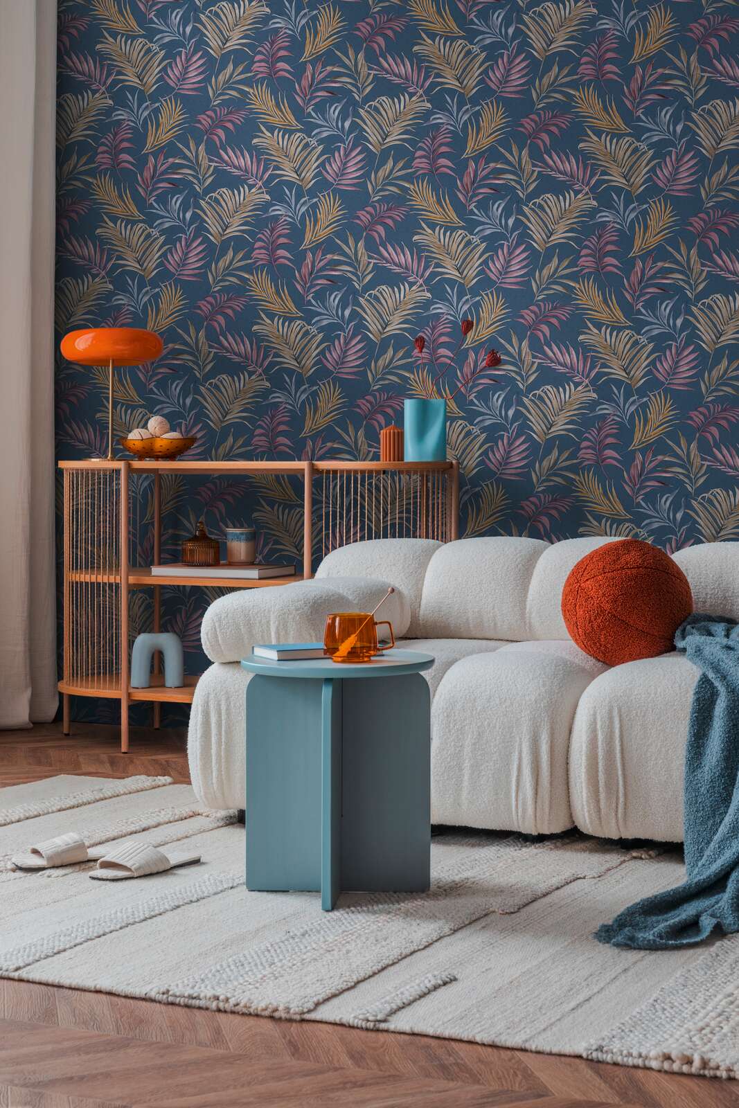 Neaustas tapetes ar delikātu tropu motīvu uz tumši zila | nedaudz spīdīgas lapas - 3011055