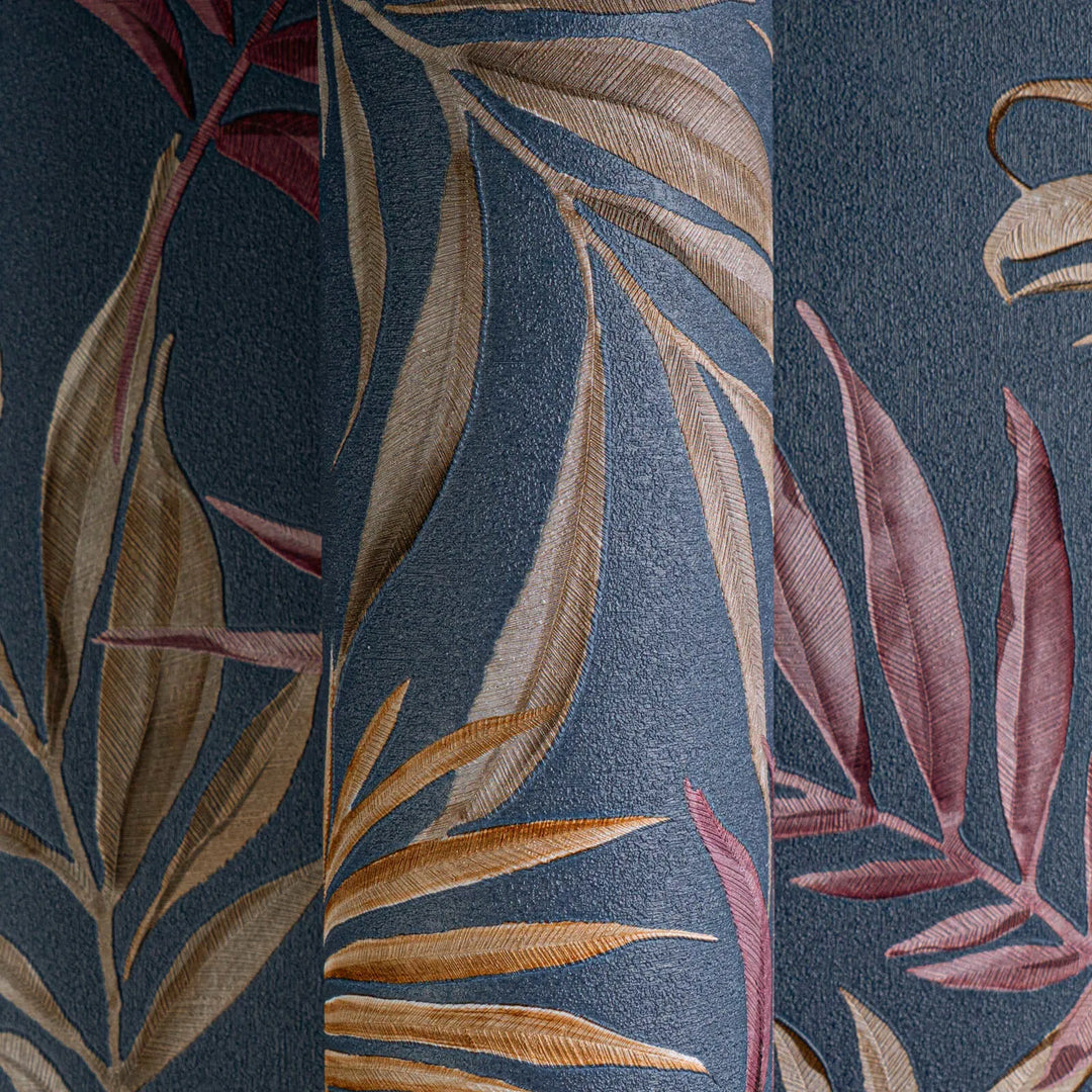 Neaustas tapetes ar delikātu tropu motīvu uz tumši zila | nedaudz spīdīgas lapas - 3011055