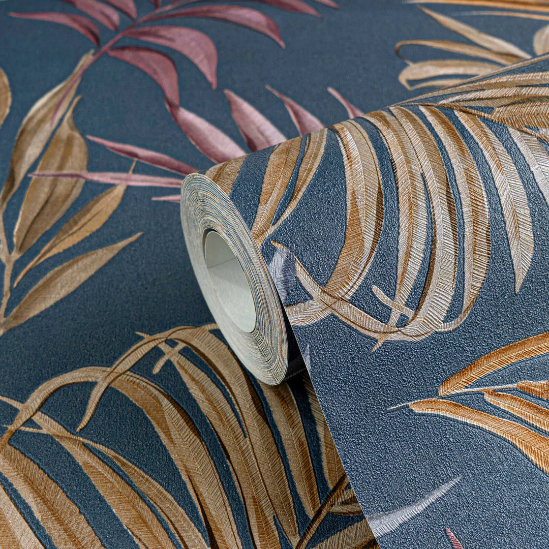 Neaustas tapetes ar delikātu tropu motīvu uz tumši zila | nedaudz spīdīgas lapas - 3011055