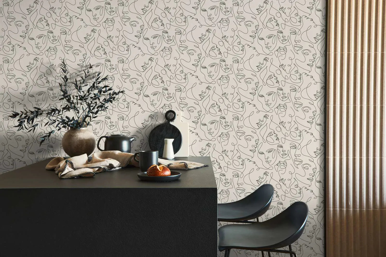 Melnbaltas abstraktas tapetes ar sejas līniju dizainu modernā viesistabas interjerā. SKU: 3012251, AS Creation.