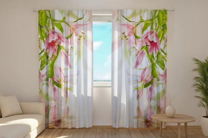 Aizkari viesistabai un guļamistabai ar lilijam - Rozā lilijas Tapetenshop.lv