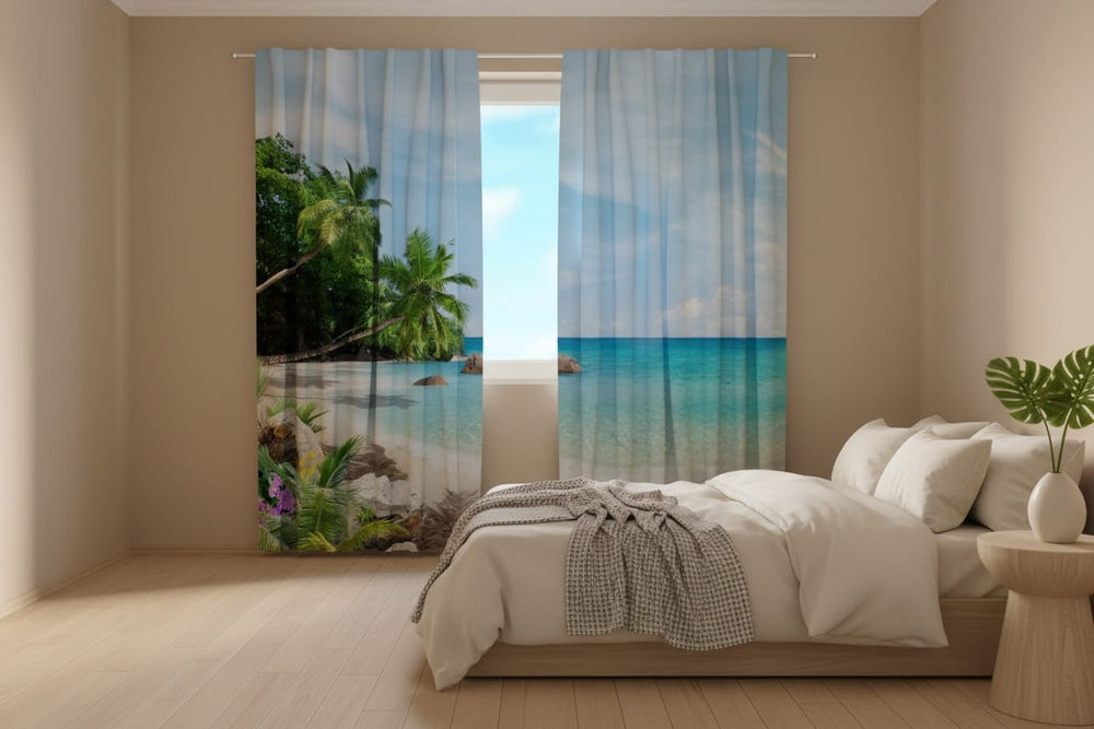 Gaišas guļamistabas interjers ar koka grīdu un lielu gaišu gultu. Uz loga uzstādīti fotoaizkari ar fotoreālistisku tropu piekrastes ainavu. Kreisajā aizkaru panelī redzamas kuplas zaļas palmas un lieli akmeņi, bet labajā – plašs, mierīgs, tirkīzzils okeāns un zilas debesis ar baltiem mākoņiem. 