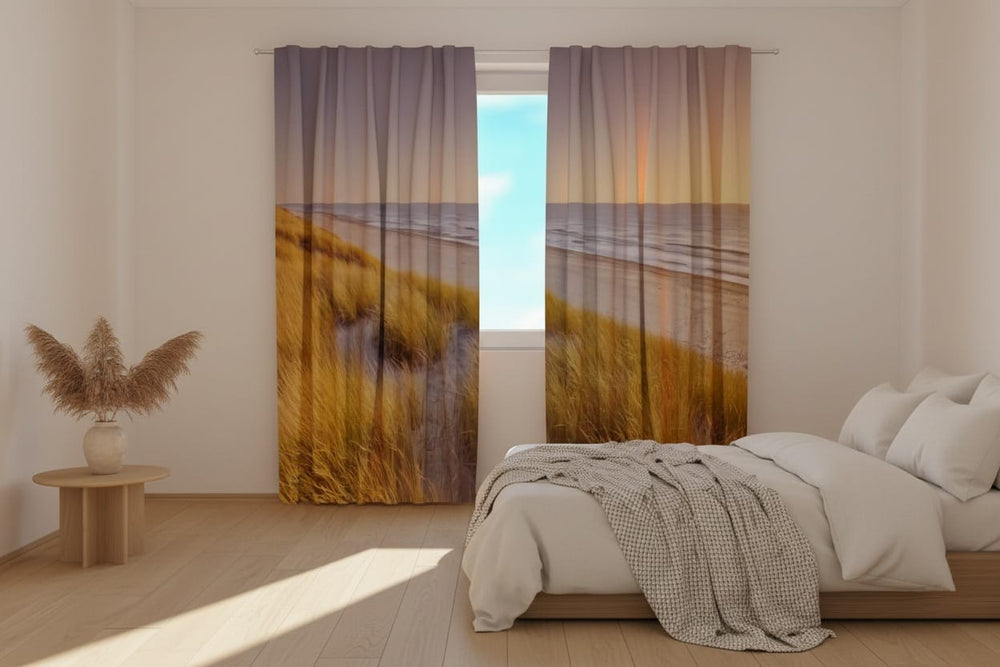 Gaiša guļamistsba ar baltām sienām un koka parketa grīdu. Labajā pusē liela gulta. Uz loga uzstādīti fotoaizkari, uz kuriem fotoreālistiski attēlota mierīga jūras piekrastes ainava (Nīderlandes saulriets). Priekšplānā redzamas smilšu kāpas, kas apaugušas ar garu, zeltīti brūnu smilšu zāli, bet fonā – jūras viļņi un debesis saulrieta dūmakā maigos, siltos toņos.