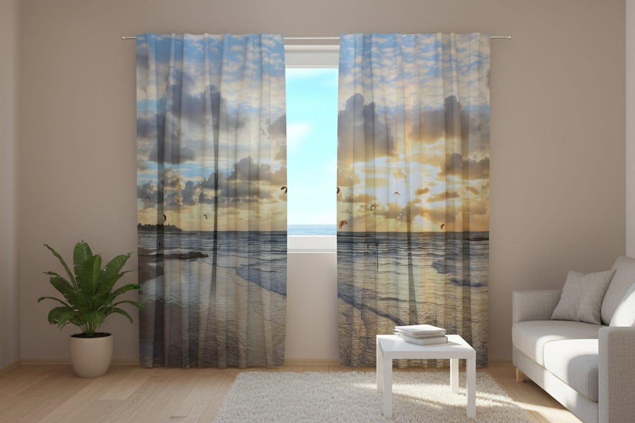 Modernas viesistabas interjers ar gaišu koka grīdu. Kreisajā pusē atrodas liels zaļš telpaugs baltā podā, bet labajā – gaiši pelēks dīvāns un balts kafijas galdiņš ar grāmatām. Uz loga uzstādīti fotoaizkari, uz kuriem fotoreālistiski attēlota okeāna piekraste saulrietā.