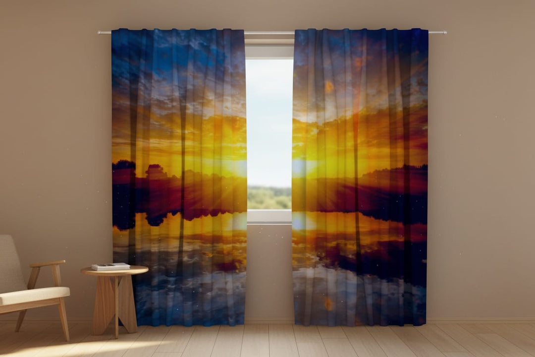 Tukšas, gaišas viesistabas interjers ar koka grīdu. Uz loga uzstādīti fotoaizkari, uz kuriem fotoreālistiski attēlota dabas ainava – krāšņs un kontrastains saulriets virs ezera. 