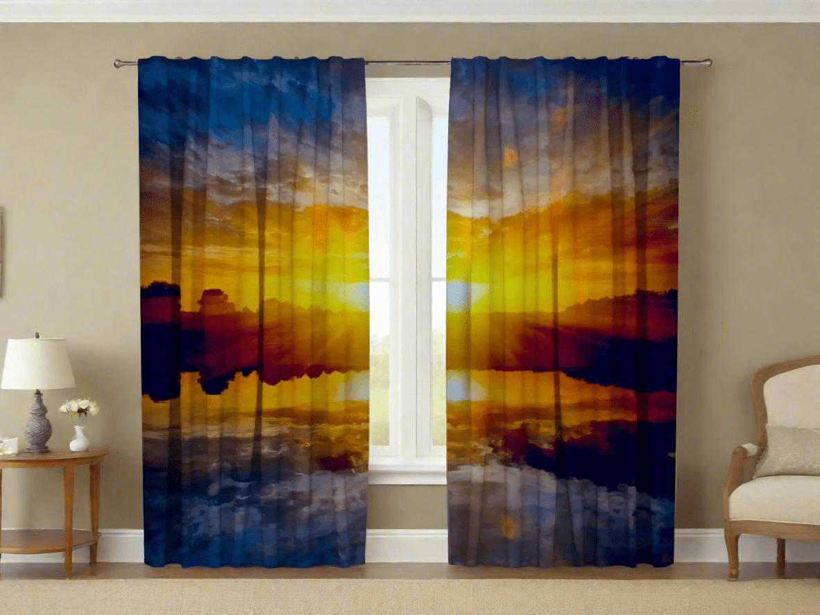 Viesistabas interjers ar koka grīdu un gaišām mēbelēm Uz loga uzstādīti fotoaizkari, uz kuriem fotoreālistiski attēlota dabas ainava – krāšņs un kontrastains saulriets virs ezera. Oranžā un zilā krāsā.