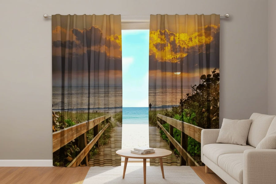 Gaišas viesistabas interjers ar baltām sienām un koka grīdu. Uz loga uzstādīti fotoaizkari, uz kuriem fotoreālistiski attēlota piekrastes ainava. Attēla centrā koka dēļu laipa ar margām ved cauri sulīgi zaļiem krūmiem uz smilšainu jūras pludmali. 