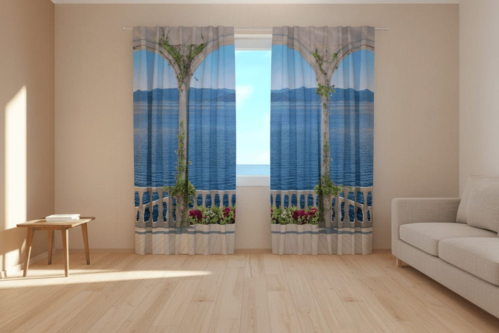 Gaišas viesistabas interjers ar koka grīdu un gaišam mebelēm. Uz loga uzstādīti fotoaizkari ar optisko ilūziju, kas rada iespaidu par atvērtu terasi vai balkonu. Redzamas divas gaišas klasiskā stila kolonnas, kas apaugušas ar zaļiem vīteņaugiem, un mūra margas ar sārtiem un baltiem ziediem apakšā. 