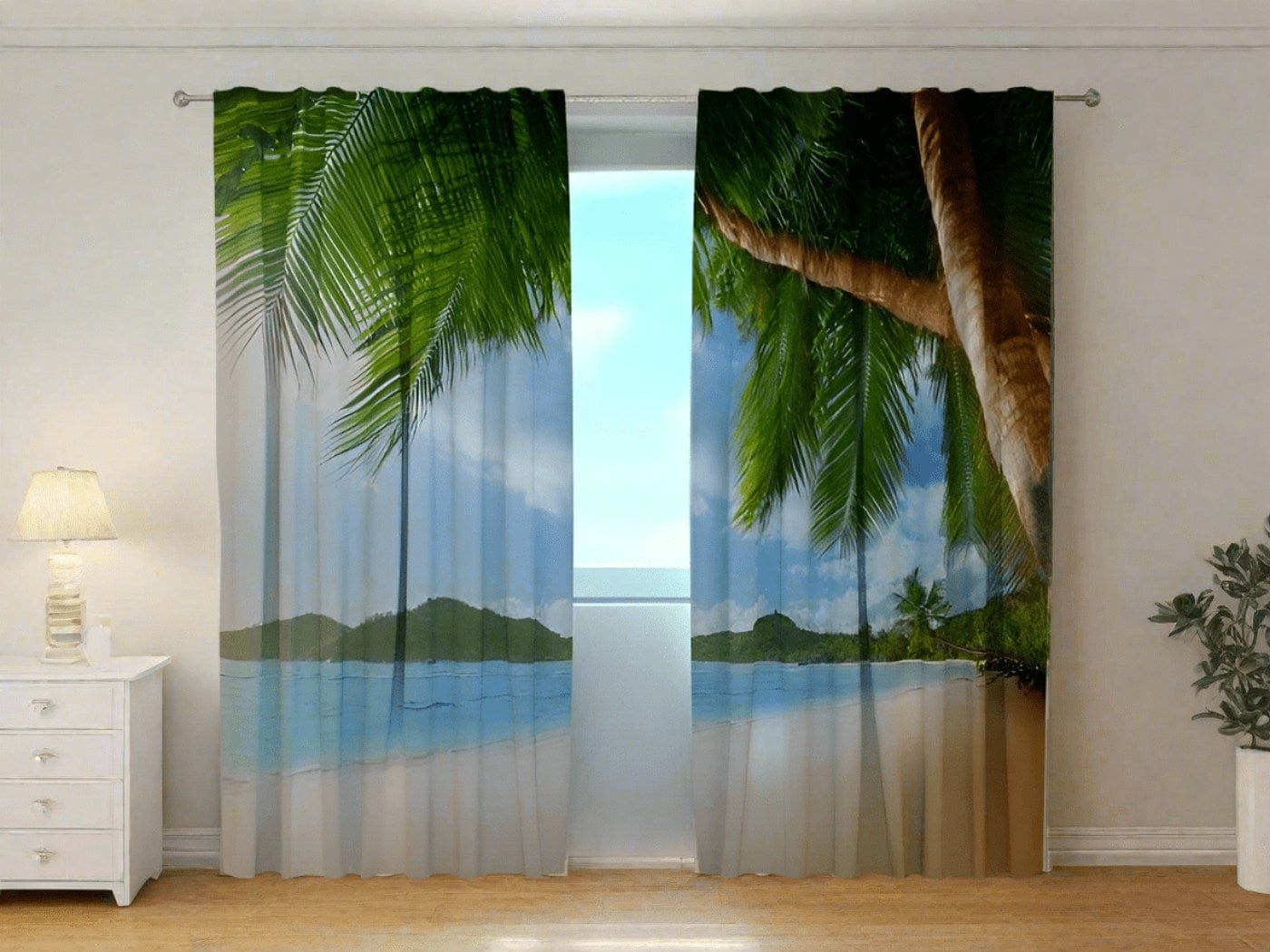 Gaišas telpas interjers ar baltām sienām un koka grīdu. Pa kreisi atrodas balta kumode ar iedegtu klasiska stila galda lampu, bet pa labi – zaļš telpaugs baltā podā. Uz loga uzstādīti fotoaizkari, uz kuriem fotoreālistiski attēlota tropiskā pludmale. Uz labā aizkaru paneļa priekšplānā dominē liels, izliekts palmas stumbrs ar kuplām zaļām lapām, kas daļēji stiepjas arī uz kreiso paneli. Fonā redzams gaišzils okeāns, baltas smiltis, zaļi pakalni pamalē un zilas debesis ar mākoņiem. Paverto aizkaru vidū ir log