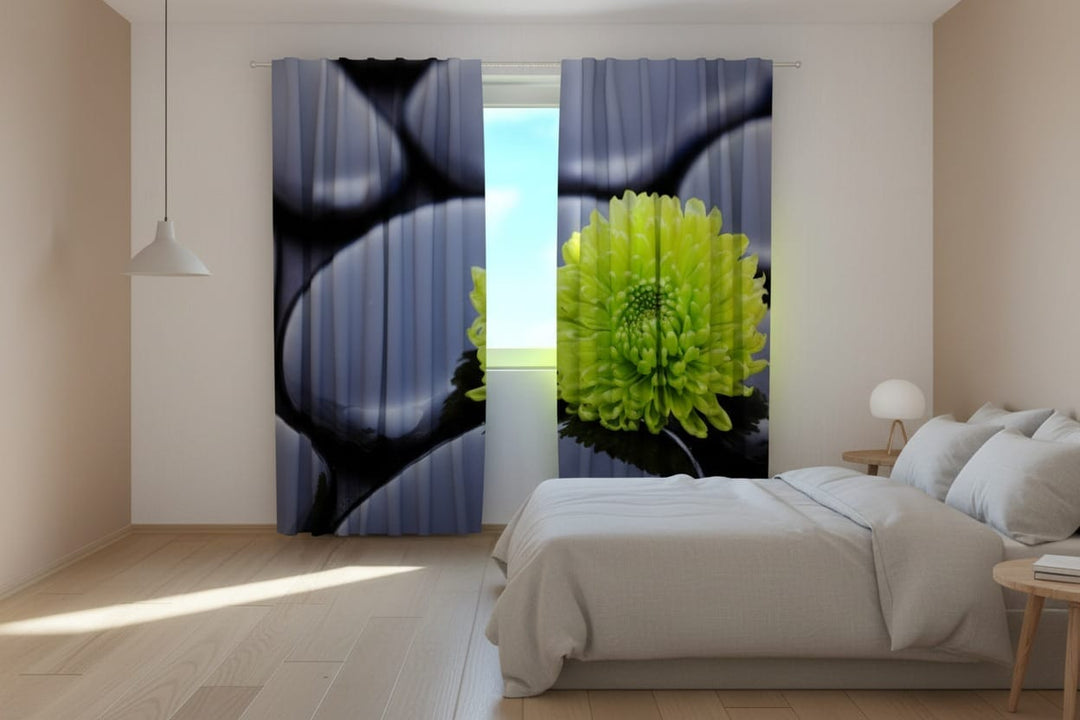 Светлый интерьер спальни с большой кроватью и фотошторками. На них фотореалистично изображена дзен-композиция: большие, гладкие, темно-серые камни, на которых лежит ярко-зеленый, большой цветок.