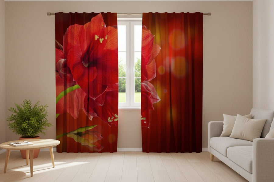 Gaišas viesistabas interjers ar pelēku dīvānu, koka kafijas galdiņu un telpaugu. Uz loga uzstādīti fotoaizkari, uz kuriem fotoreālistiski attēloti lieli, koši sarkani ziedi uz silta, sarkanīga fona ar izplūdušiem gaismas apļiem (bokeh efekts). Paverto aizkaru vidū redzams logs ar skatu uz zaļu dabu.