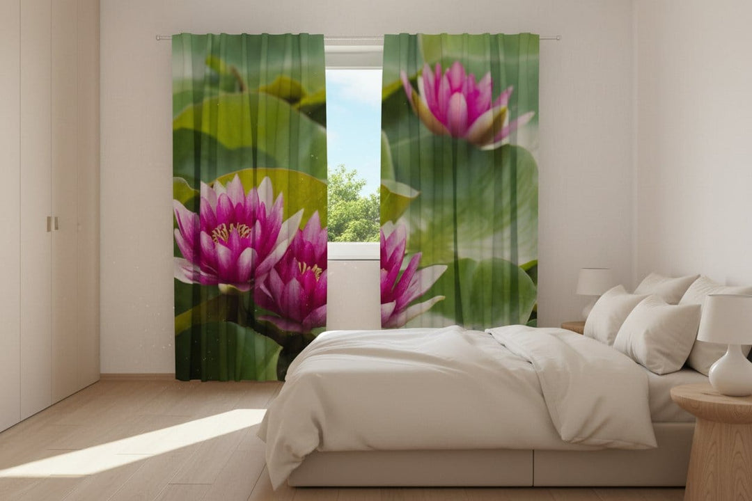 Dienas un nakts aizkari ar ziediem - Violeta Lilija uz zaļām lapām Tapetenshop.lv