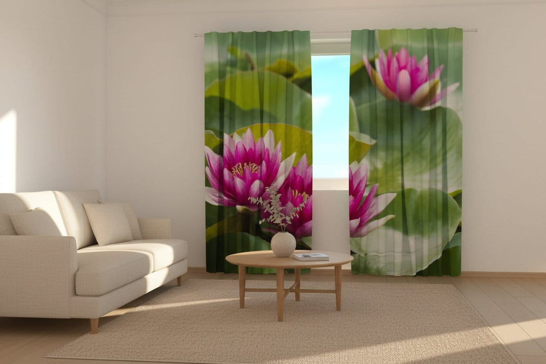 Dienas un nakts aizkari ar ziediem - Violeta Lilija uz zaļām lapām Tapetenshop.lv