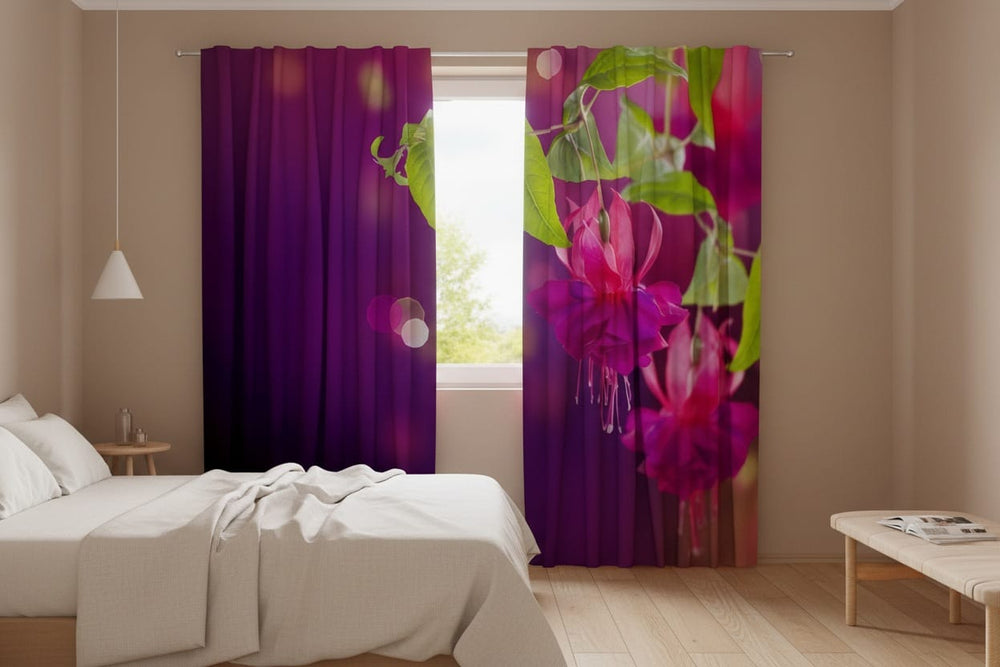 Gaišas guļamistabas interjers ar lielu gaišu gultu ar koka grīdu. Uz loga uzstādīti fotoaizkari ar asimetrisku dizainu dziļi violetos un lillā toņos. Uz labā aizkara paneļa fotoreālistiski attēloti lieli, spilgti fuksijas ziedi ar zaļām lapām, bet uz kreisā paneļa dominē tumši violets fons ar izplūdušiem gaismas apļiem jeb bokeh efektu.