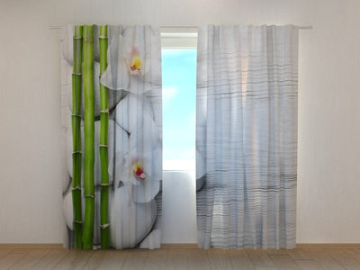 Verhot, joissa kukka-aiheita, valkoinen orkidea ja bambu vaalealla taustalla Digitaalinen tekstiili