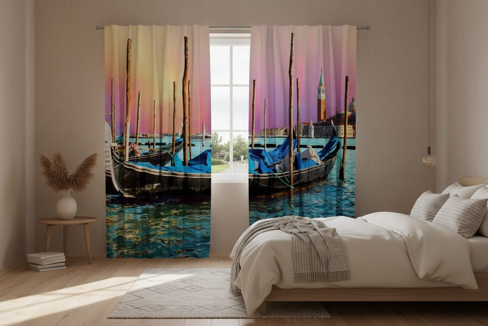 Gaišas guļamistabas interjers. Uz loga uzstādīti fotoaizkari ar gleznainu Venēcijas ainavu.