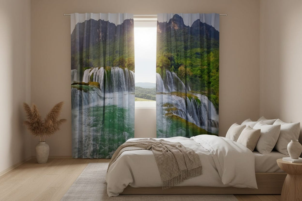 Guļamistabas interjers ar baltām sienām un parketa grīdu. Uz loga uzstādīti fotoaizkari, uz kuriem fotoreālistiski attēlots liels, daudzpakāpju ūdenskritums. Redzamas zaļiem kokiem apaugušas kalnu nogāzes fonā, varenas, baltas ūdens straumes un smaragdzaļa gultne priekšplānā. 