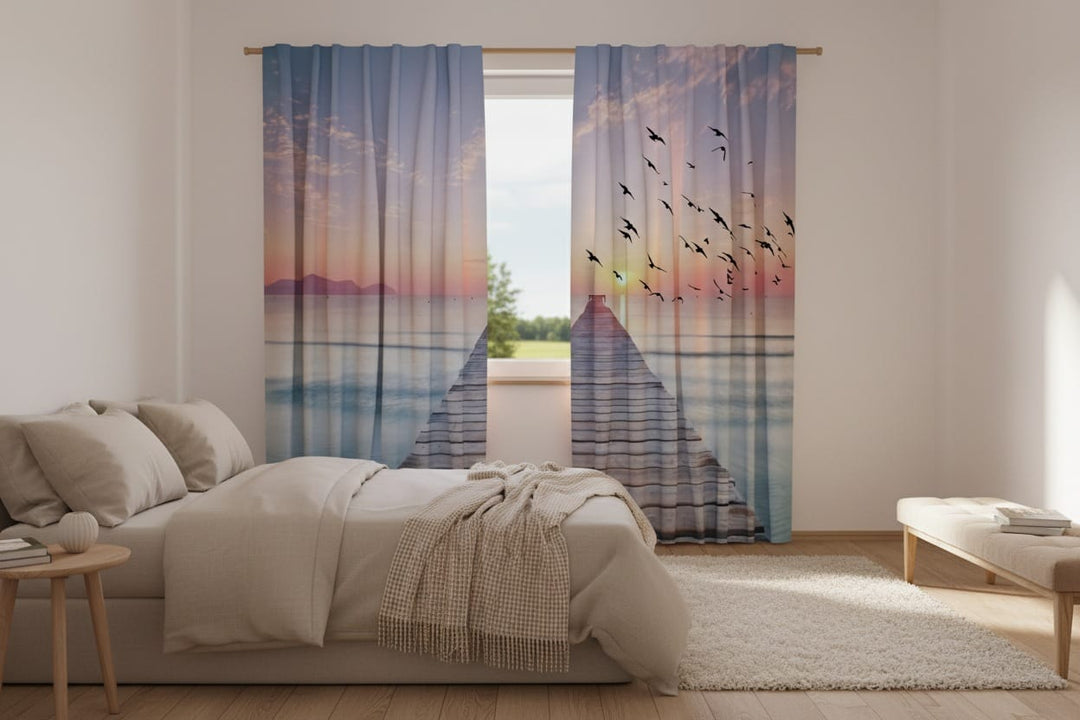 Gaišas guļamistabas interjers ar koka grīdu un gaišu paklāju. Uz loga uzstādīti fotoaizkari, uz kuriem fotoreālistiski attēlota mierīga jūras ainava saullēktā. Attēla centrā no smiltīm jūrā iestiepjas gara koka piestātne. Kreisajā aizkaru panelī pamalē redzami kalnu silueti, bet uz labā paneļa debesīs lido putnu bars. Debesis un ūdens rotājas maigos, sapņainos pasteļtoņos – zilā, rozā un lillā. 