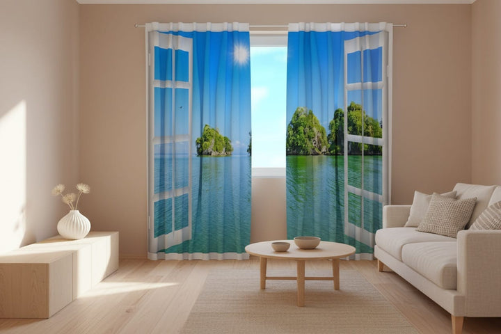 Gaišas un modernas viesistabas interjers dabiskā saules apgaismojumā. Pa labi atrodas gaišs dīvāns, vidū apaļš koka kafijas galdiņš, bet pa kreisi zema kumode ar vāzi un sausajiem ziediem. Uz loga uzstādīti fotoaizkari ar optiskās ilūzijas (trompe-l'œil) dizainu. Uz tiem attēlots atvērts balts rāmja logs, pa kuru paveras skats uz koši zilu, mierīgu okeānu un zaļām klinšu salām. Debesīs spīd spilgta saule. 