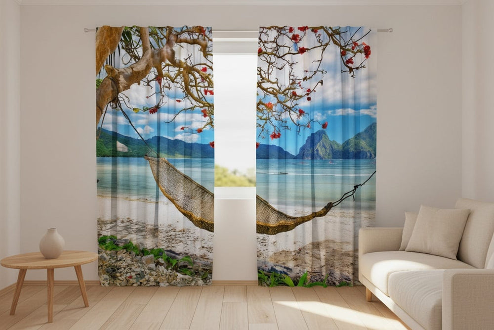 Viesistabas interjers ar gaišām sienām un koka grīdu. Uz loga uzstādīti fotoaizkari, uz kuriem fotoreālistiski attēlota eksotiska tropu pludmale. Priekšplānā pāri baltajām smiltīm un akmentiņiem ir iekārts pīts šūpuļtīkls, kas piestiprināts pie liela, izliekta koka stumbra ar sarkaniem ziediem zaros kreisajā pusē. 