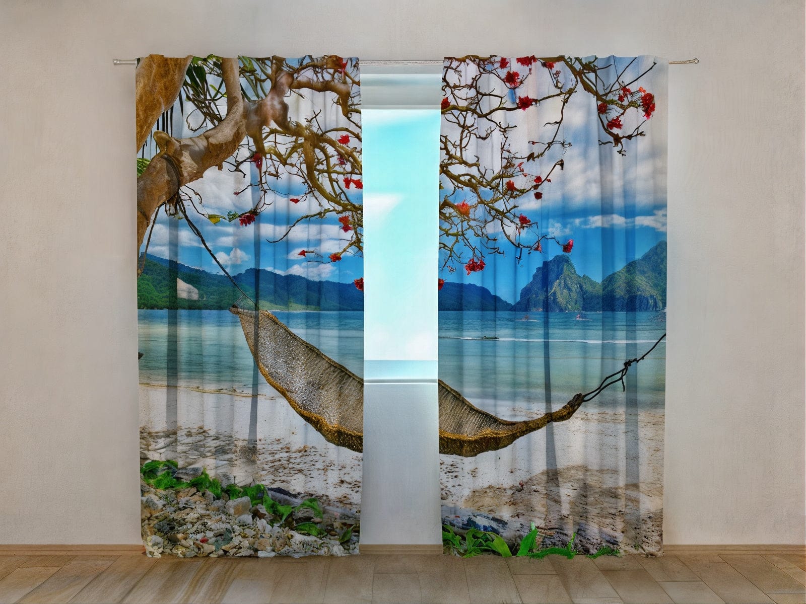 Telpas interjers ar gaišām sienām un koka grīdu. Uz loga uzstādīti fotoaizkari, uz kuriem fotoreālistiski attēlota eksotiska tropu pludmale. Priekšplānā pāri baltajām smiltīm un akmentiņiem ir iekārts pīts šūpuļtīkls, kas piestiprināts pie liela, izliekta koka stumbra ar sarkaniem ziediem zaros kreisajā pusē. Fonā paveras skats uz mierīgu, gaišzilu okeānu, ko ieskauj zaļi, stāvi kalni, un debesis ar baltiem mākoņiem. Paverto aizkaru vidū atrodas logs ar skatu uz gaišzilām debesīm.