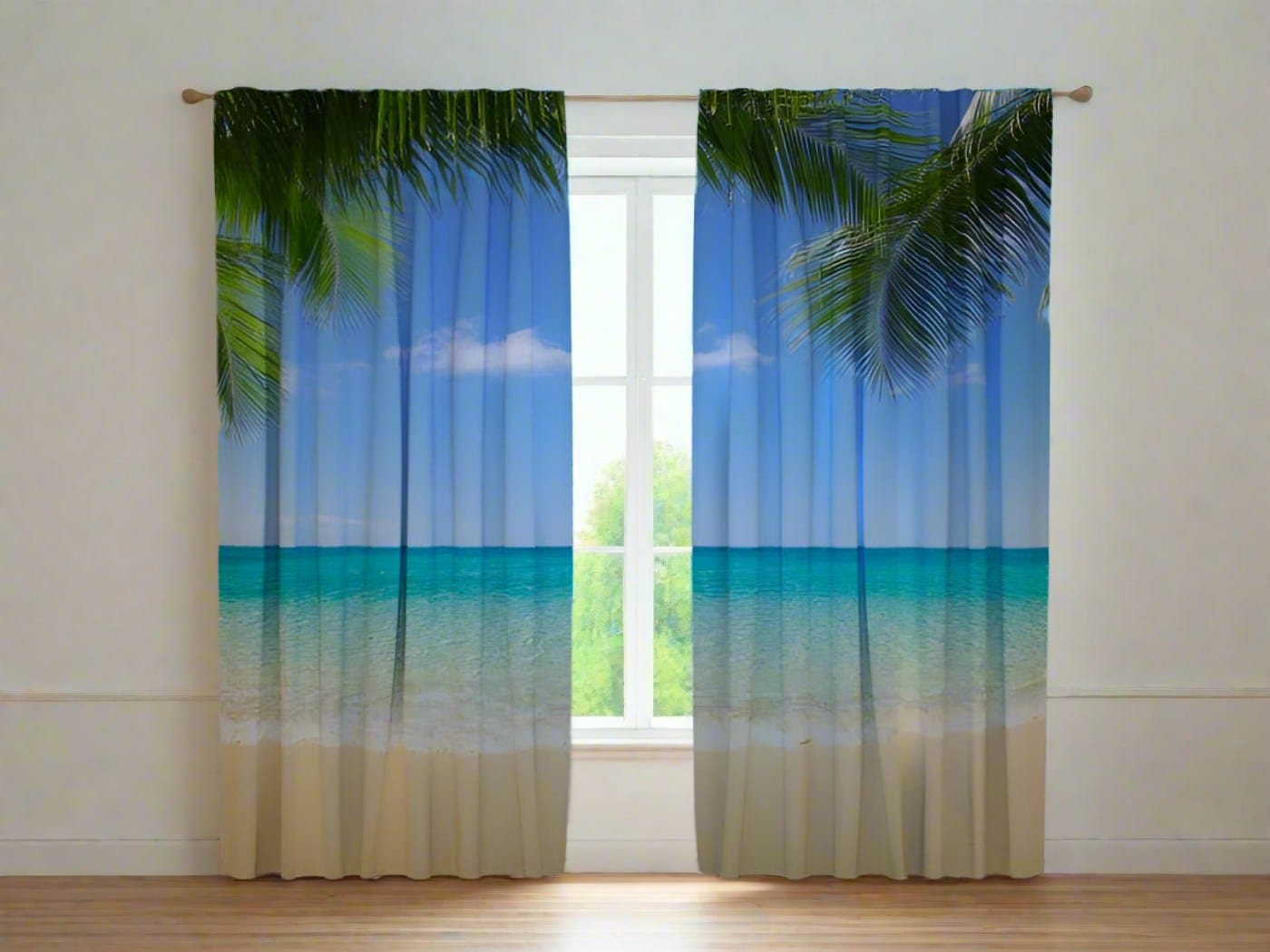 Gaišas telpas interjers ar baltām sienām un koka grīdu. Uz loga uzstādīti fotoaizkari, uz kuriem fotoreālistiski attēlota tropiska vasaras pludmale. Aizkaru augšdaļā redzamas lielas, zaļas palmu lapas uz spilgti zilu debesu fona. Vidusdaļā paveras mierīgs, tirkīzzils okeāns, bet apakšdaļā – gaišas smiltis. Paverto aizkaru vidū redzams balts loga rāmis ar skatu uz zaļu dabu.