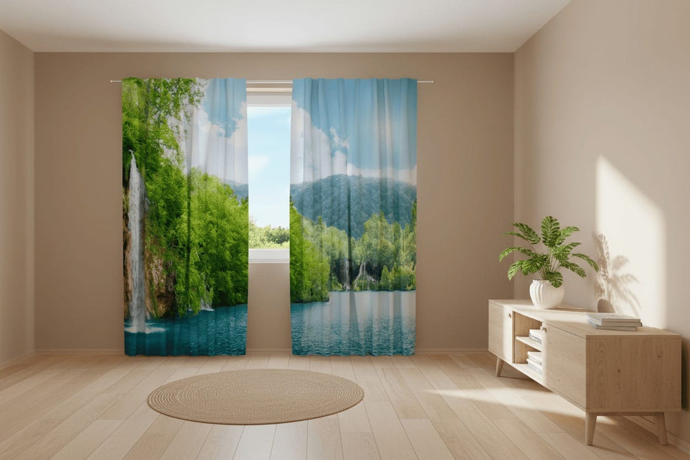 Gaišas viesistabas interjers ar baltām sienām un koka grīdu. Uz loga uzstādīti fotoaizkari ar fotoreālistisku dabas ainavu. Kreisajā aizkaru panelī redzams augsts ūdenskritums, kas stāvi krīt no zaļiem kokiem un sūnām apaugušas klints. 