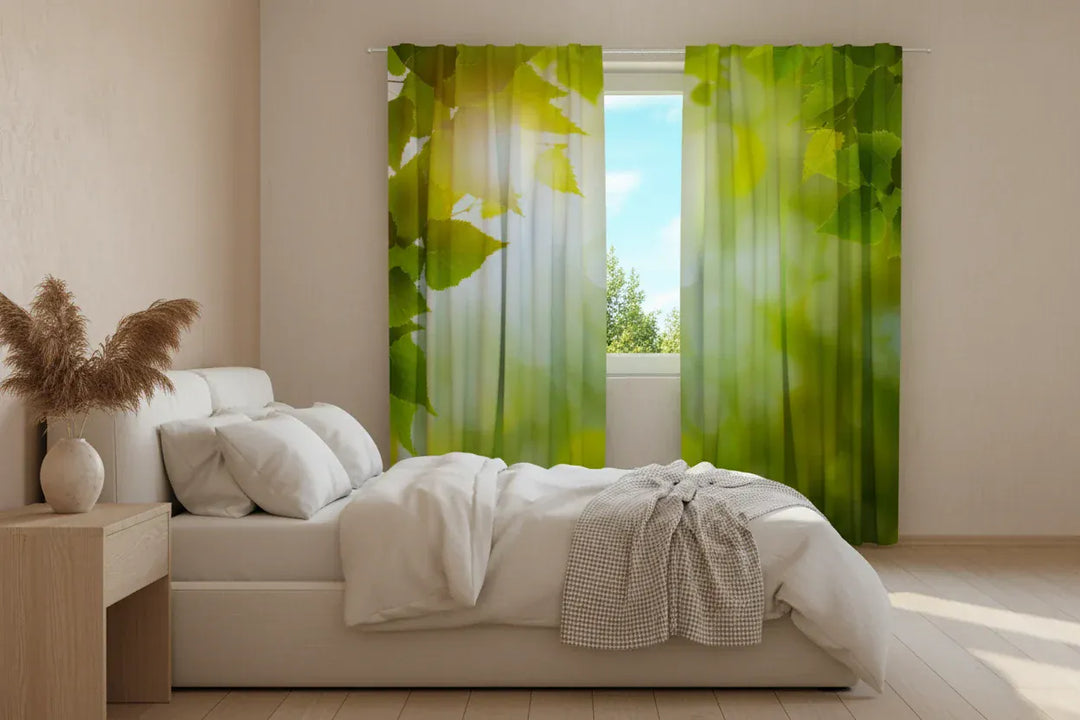 Dienas aizkari guļamistabai siltai atmosfērai ar zaļām lapām un sauli Tapetenshop.lv