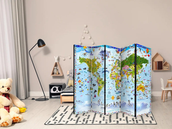 Aizslietnis - karte ar krāsainiem kontinentiem un zīmējumiem ART